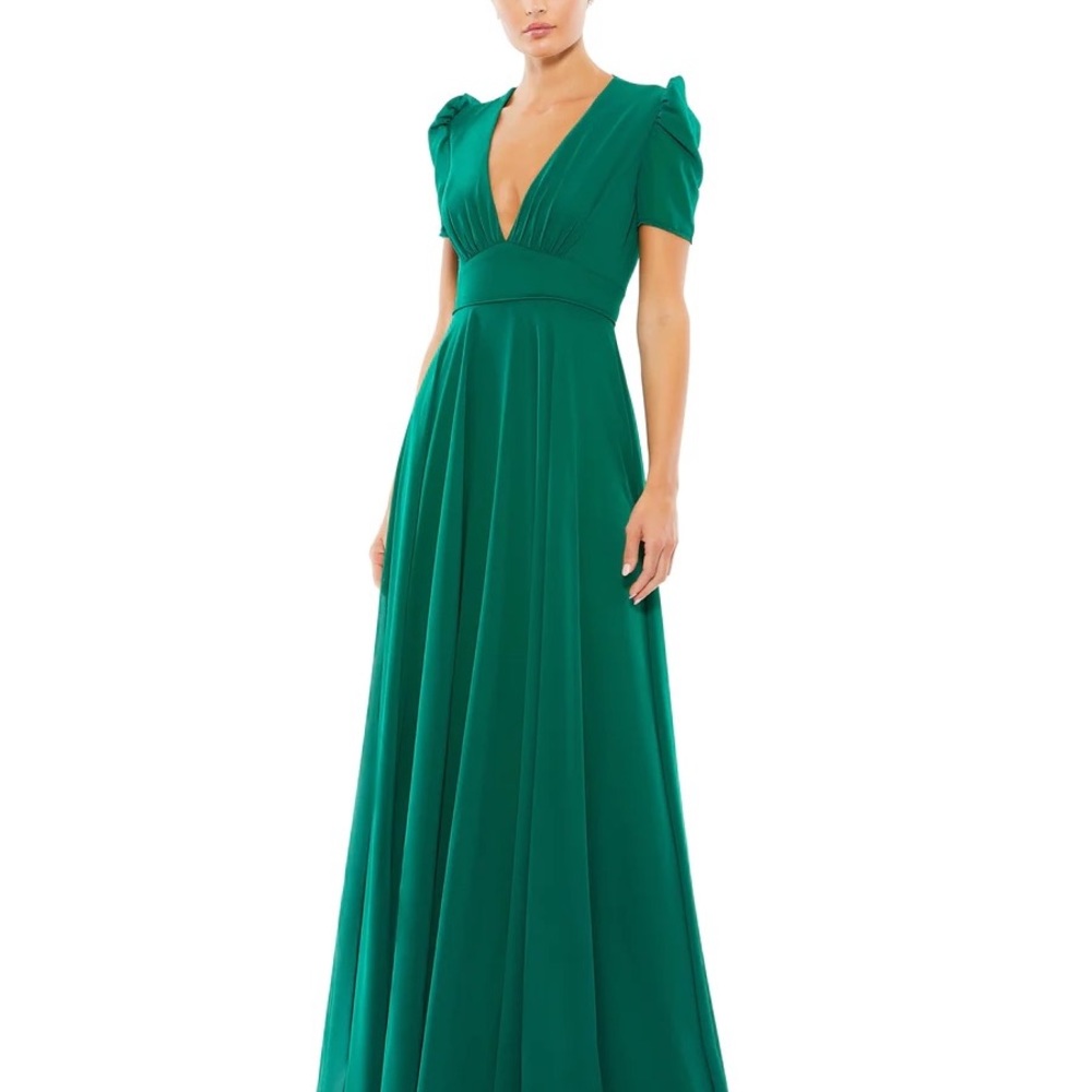PLUNGE NECK CAP SLEEVE GOWN
COLOR — Empress Green
Size 18 New with tag